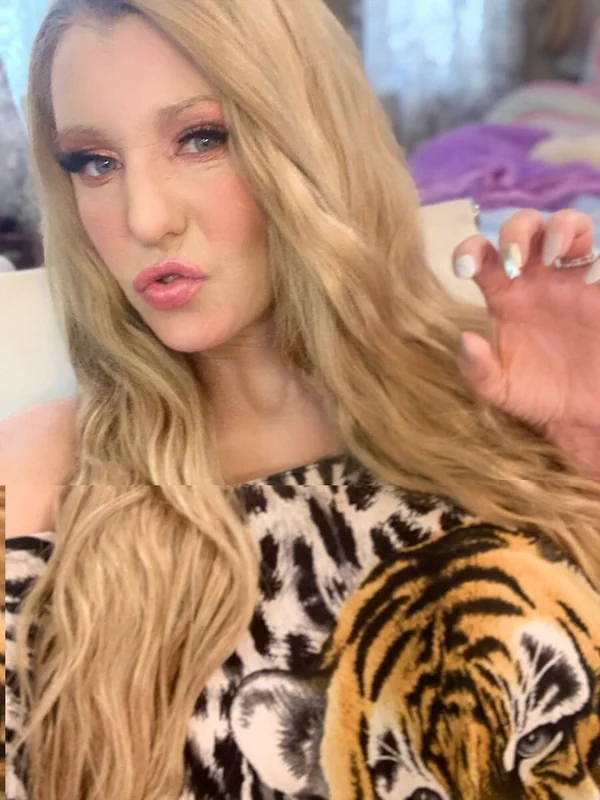 Emberreigns OnlyFans Profile