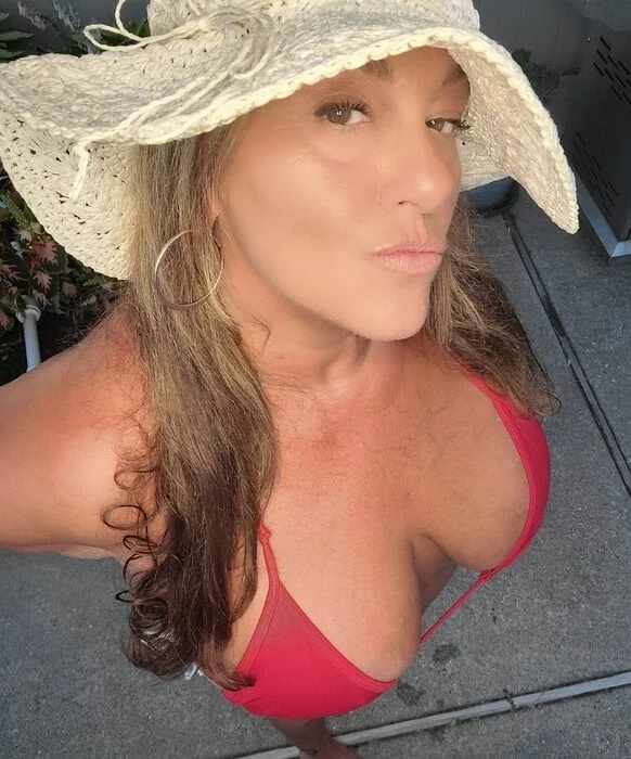 Onesexyhotwife OnlyFans Profile