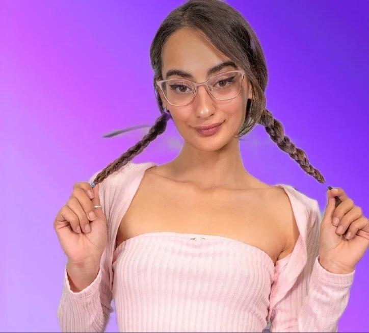 Petitenikky OnlyFans Profile