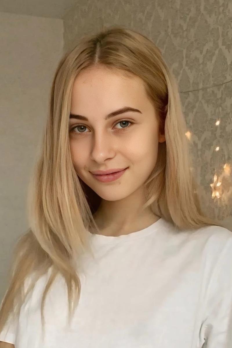 Cute small Lona OnlyFans Profile